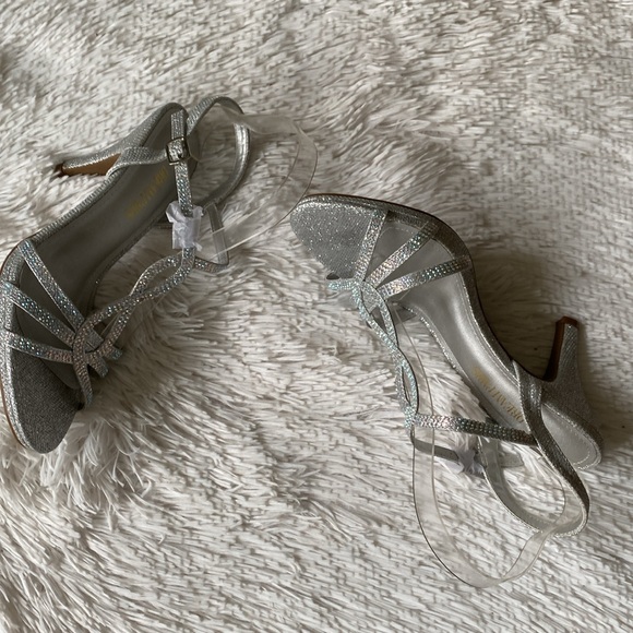 New women’s Sz 8.5 glittered embellished formal festive silver straps sandals - Picture 3 of 11